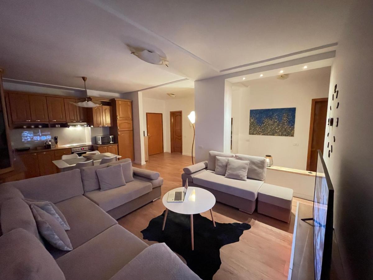 Proper 1 Apartment *